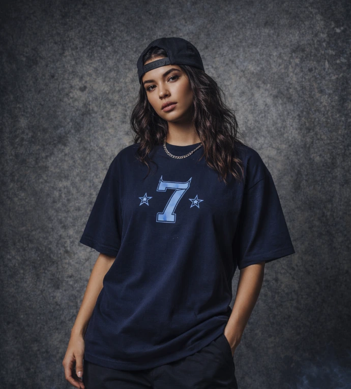 Model mit dunkelblauem Oversized Streetwear T-Shirt mit 7-Print und Cap – EVILSEVEN Blue Edition