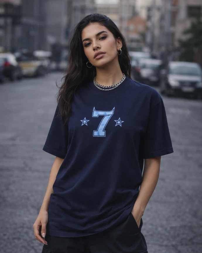 Model trägt dunkelblaues Oversized Streetwear T-Shirt mit 7-Print in urbaner City-Umgebung – EVILSEVEN Blue Edition