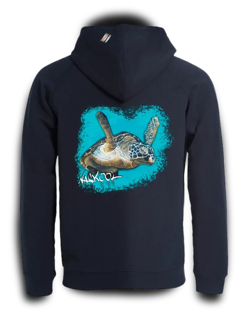 021041_580-Hoodie_Herren_blue_turtle_back_naskool-777x1024.webp