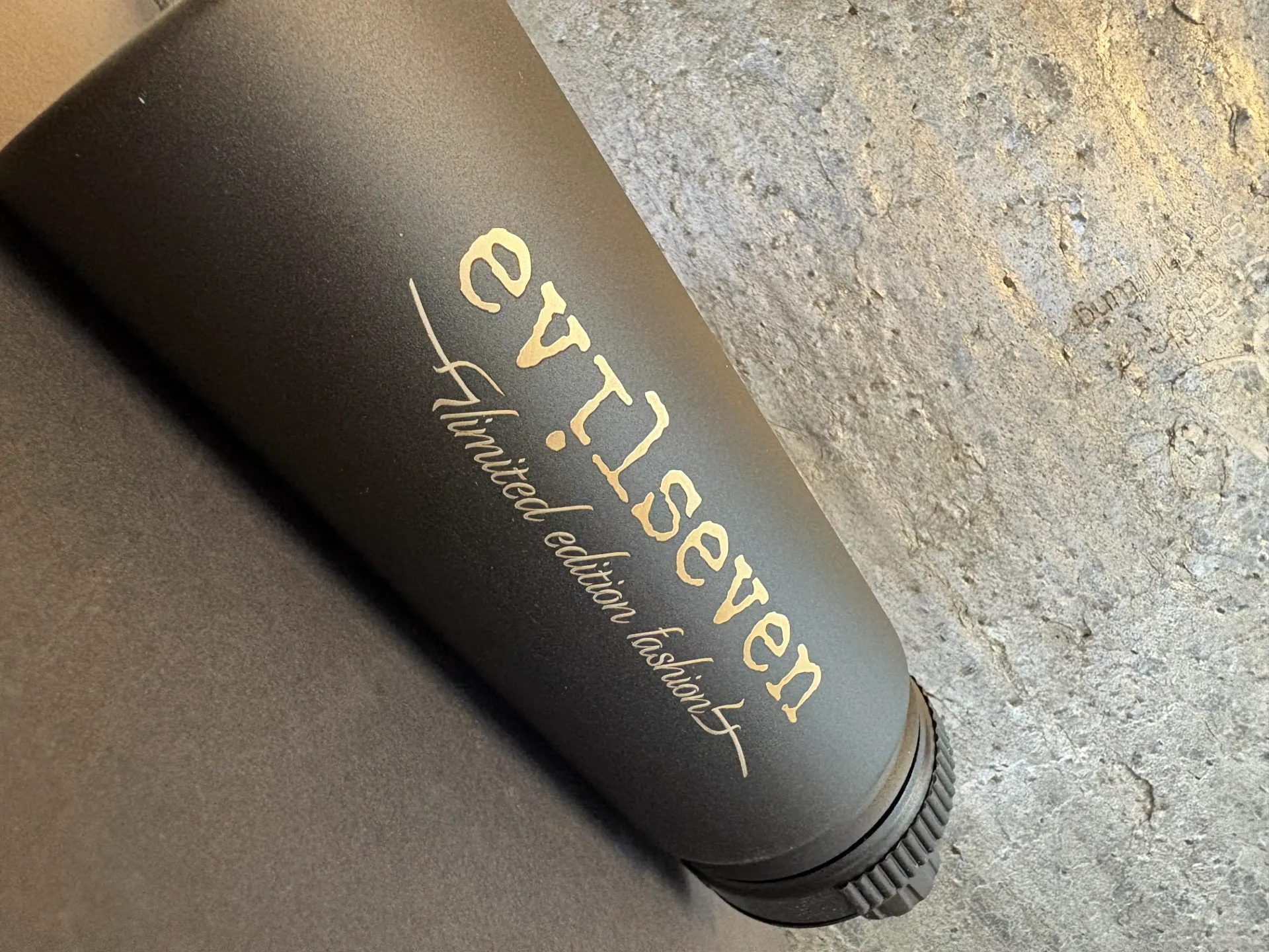 evilseven Thermo Trinkflasche – Edelstahl Thermoflasche Schwarz